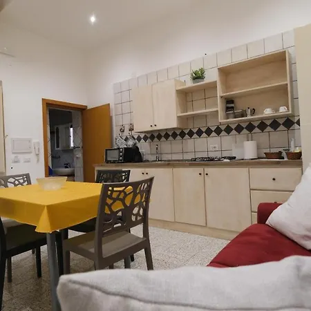 Bilocale Porta Napoli Apartment *